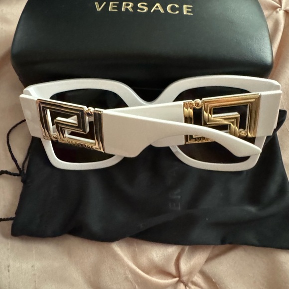 💎🤍Versace Sunglasses 🕶️💎🤍 - Picture 3 of 4